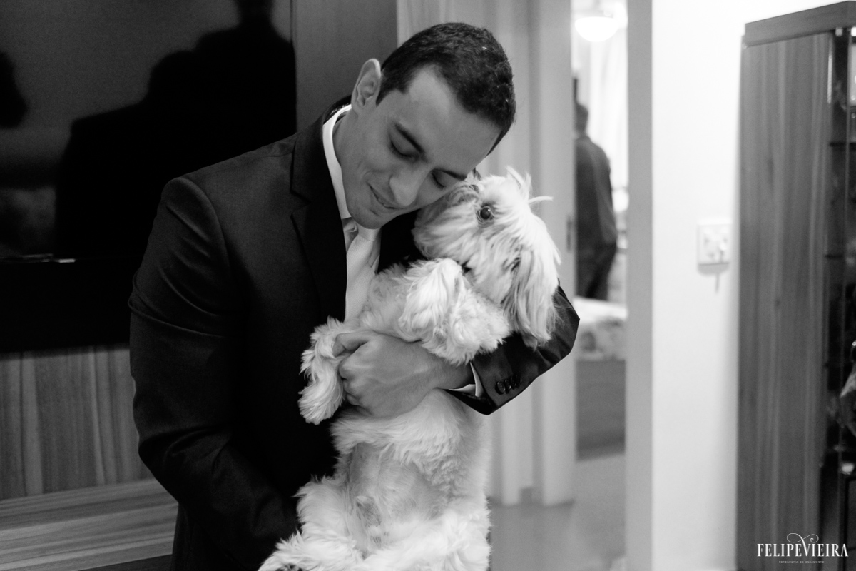 Noivo com seu cachorro logo antes do casamento foto feita por Felipe Vieira fotógrafo de casamentos em Guarapari