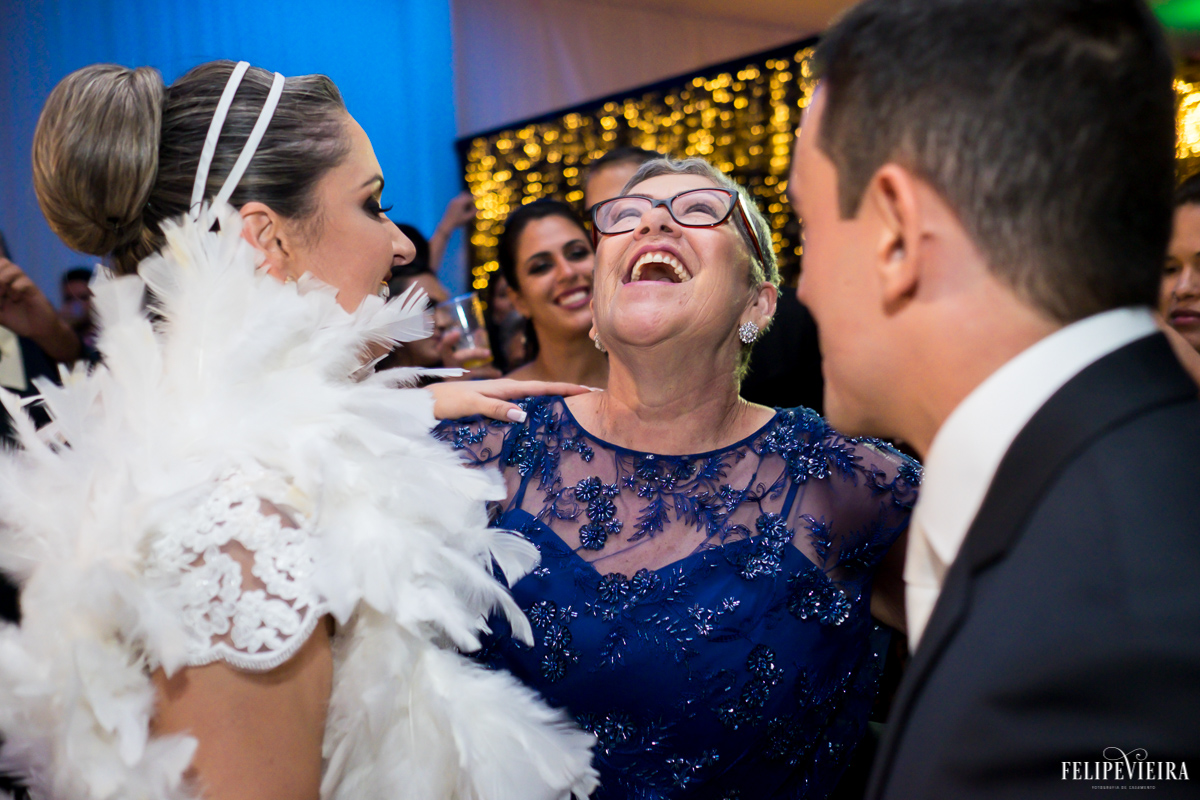 noivos felizes com a mãe da manu durante a festa foto feita por Felipe Vieira fotógrafo de casamentos em Guarapari