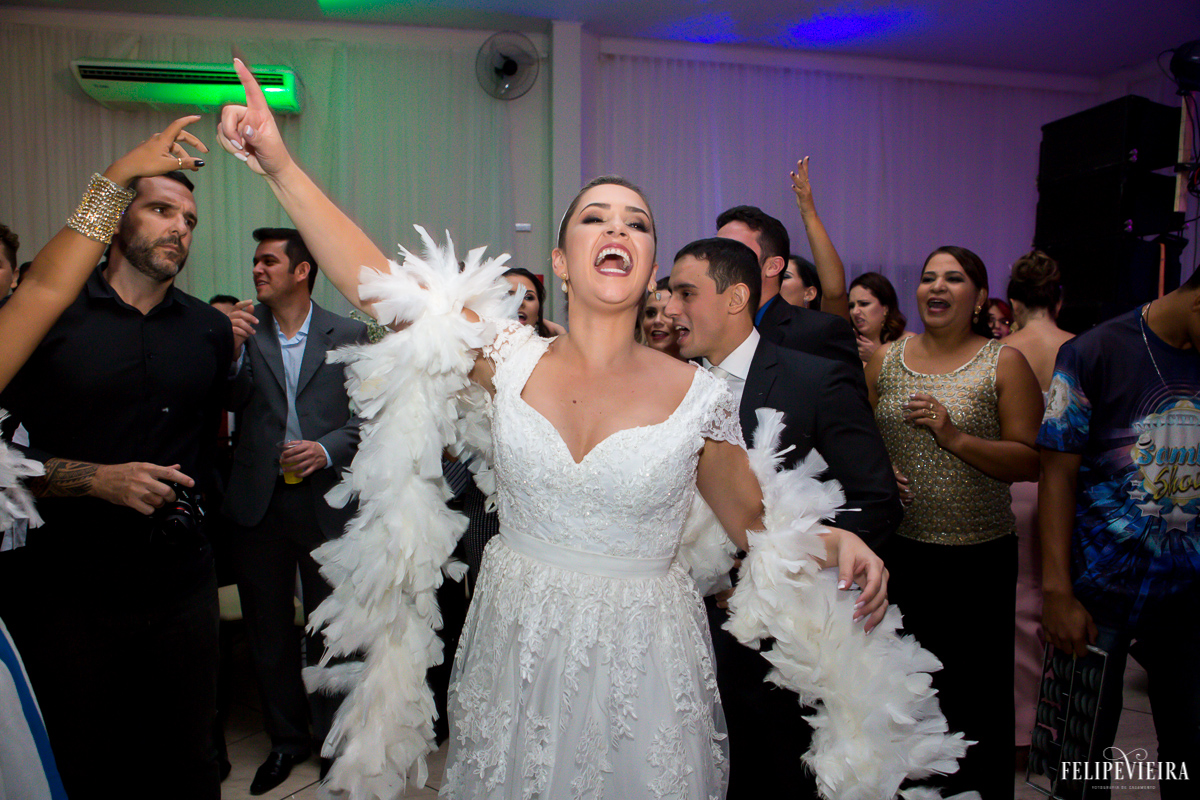 noiva agitada e dançando bastante na festa usando um cachecol foto feita por Felipe Vieira fotógrafo de casamentos em Guarapari