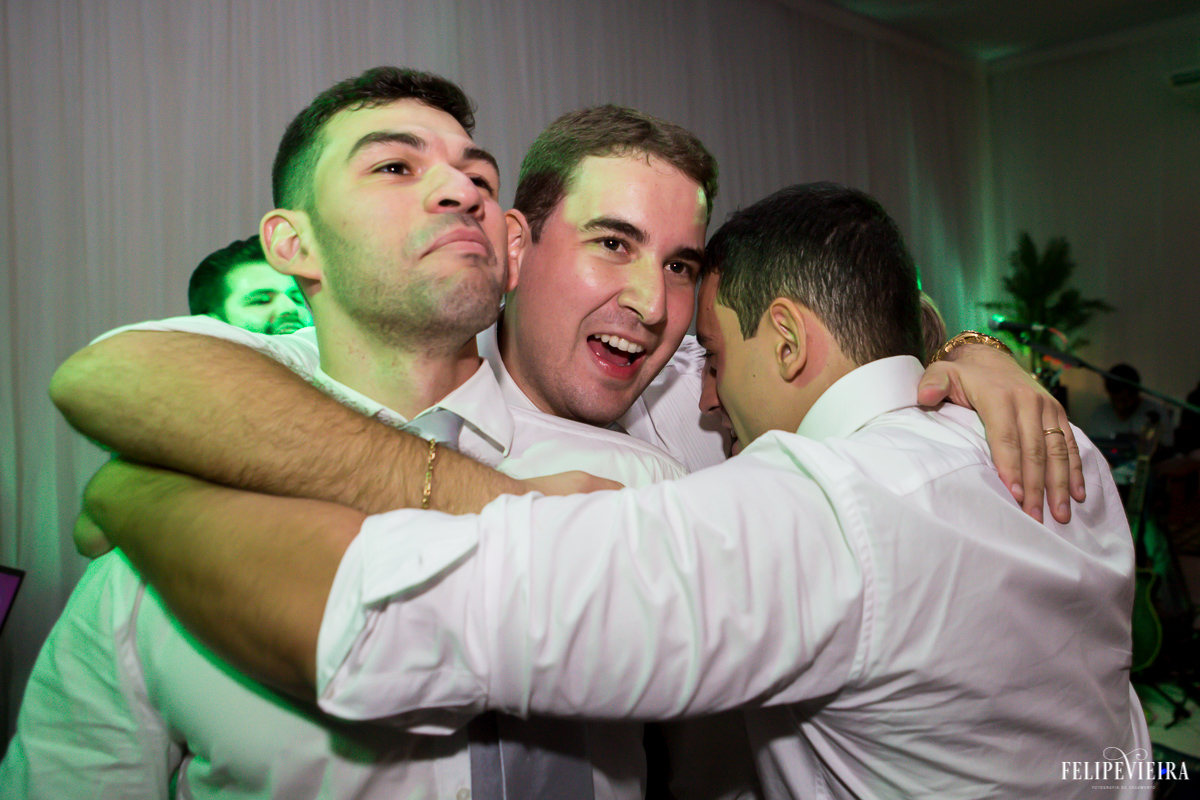 noivo bruno se divertindo com seus amigos durante a festa foto feita por Felipe Vieira fotógrafo de casamentos em Guarapari