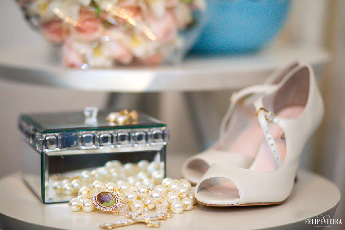 detalhes do terço e do salto da noiva Manu em seu making of foto feita por Felipe Vieira fotógrafo de casamentos em Guarapari