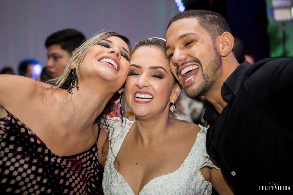 noiva manú em sua festa sorrindo enquanto canta com os convidados foto feita por Felipe Vieira fotógrafo de casamentos em Guarapari