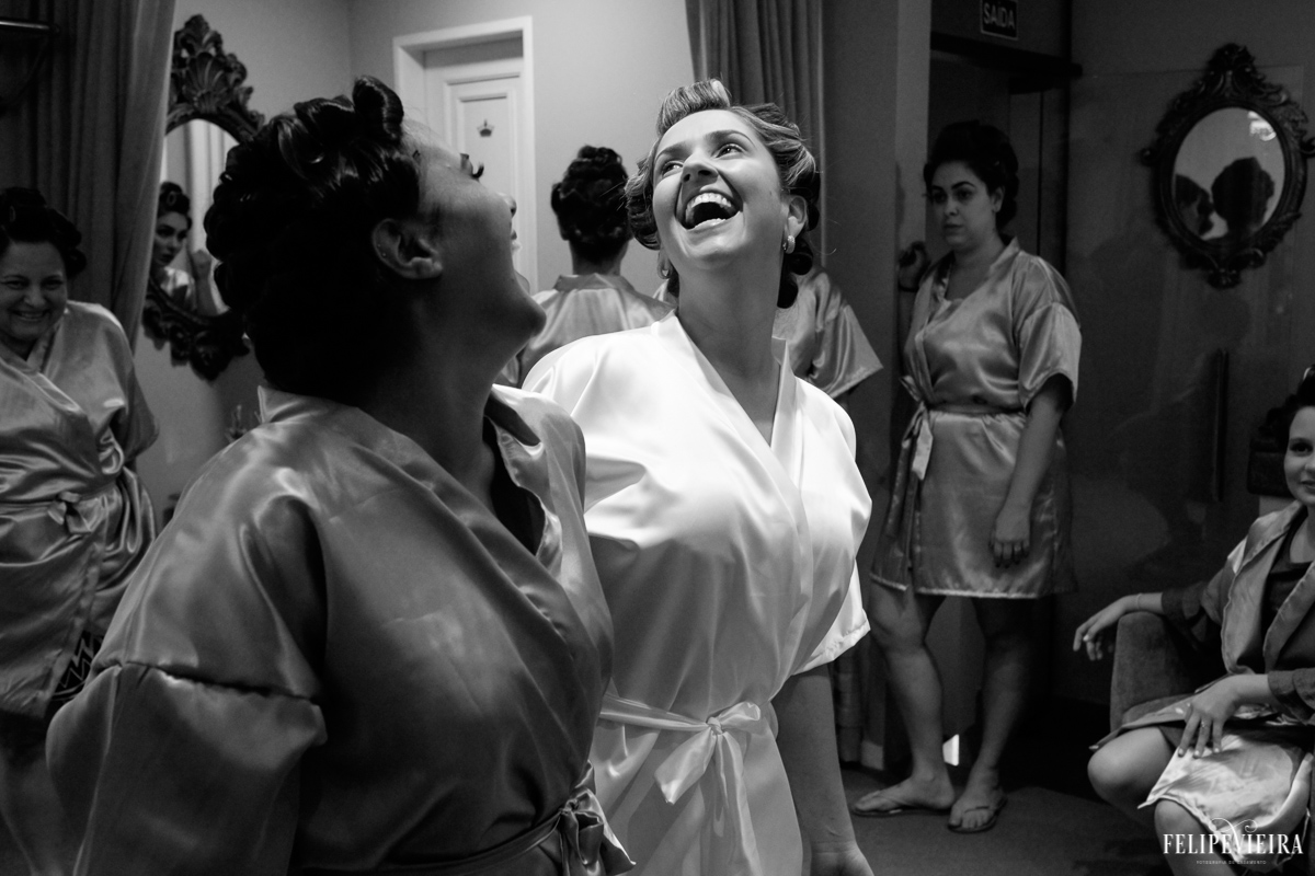 noiva manu e suas madrinhas conversando e rindo no making of foto feita por Felipe Vieira fotógrafo de casamentos em Guarapari