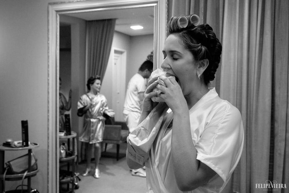 noiva comendo um lanche no making of no espaço Téo Ziviane foto feita por Felipe Vieira fotógrafo de casamentos em Guarapari