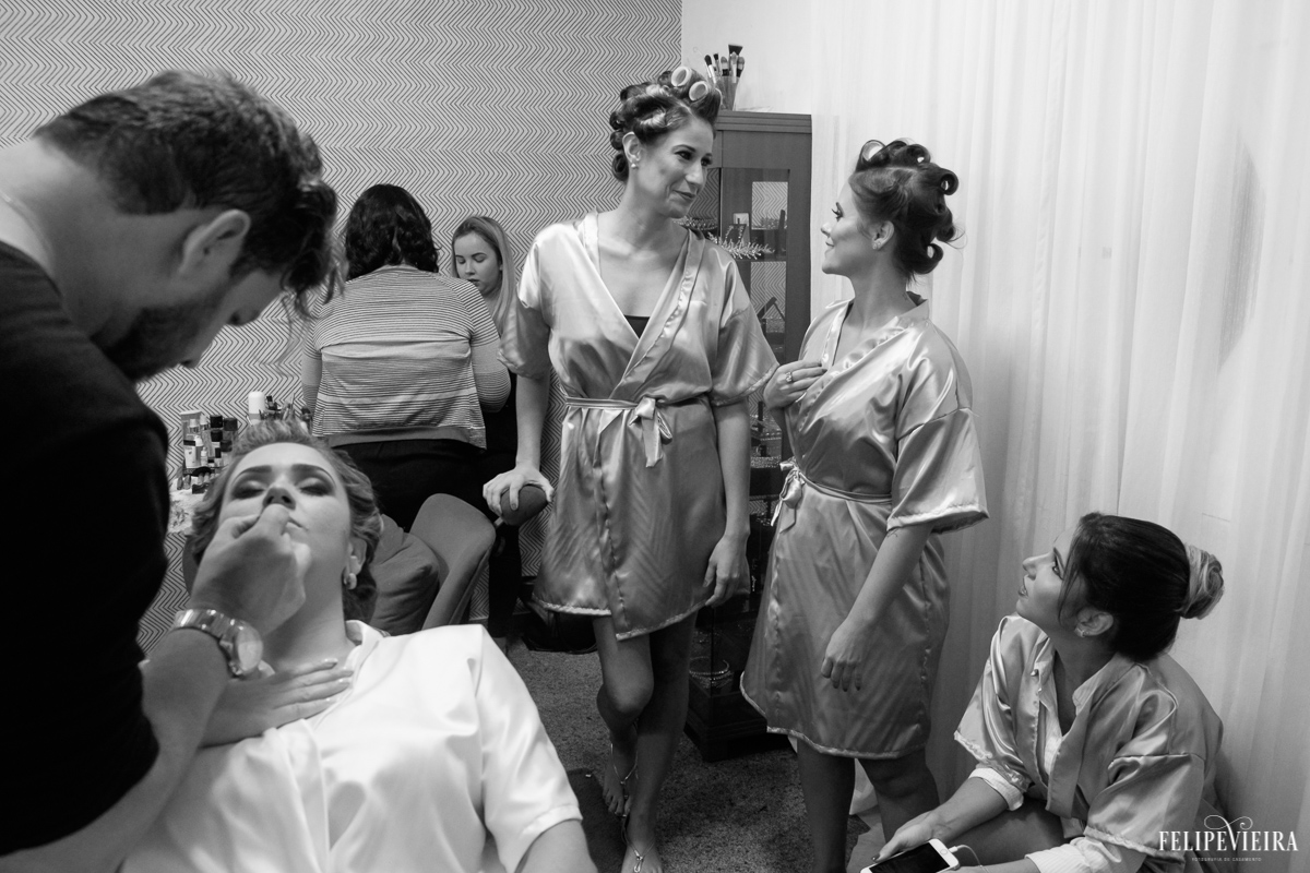 madrinhas conversando durante o making of antes do casamento foto feita por Felipe Vieira fotógrafo de casamentos em Guarapari