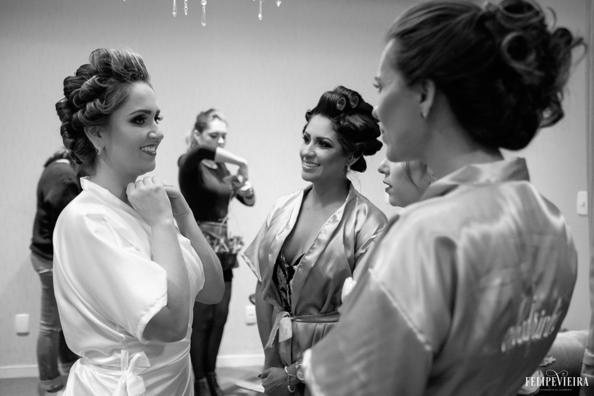 manú e suas madrinhas conversando antes do casamento foto feita por Felipe Vieira fotógrafo de casamentos em Guarapari