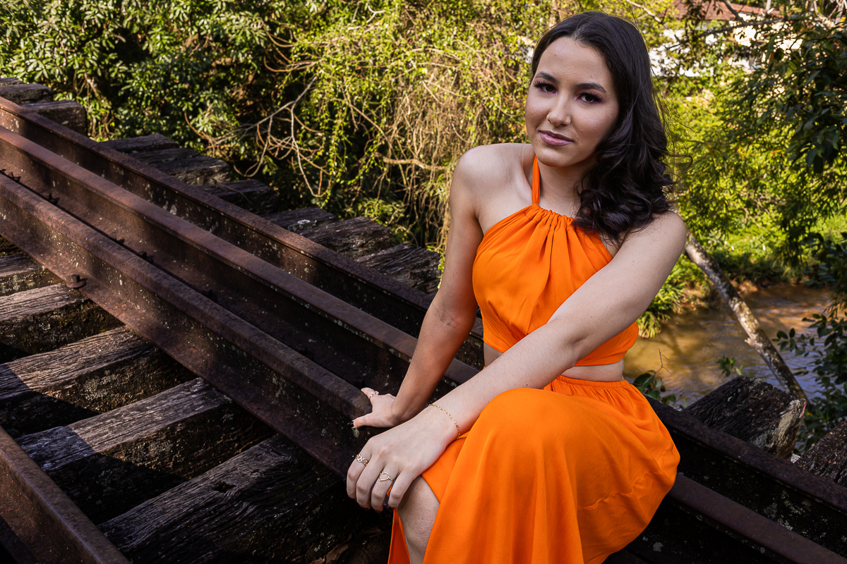 Book de 15 anos em um cenário deslumbrante no campo. Ensaio de debutante capturando a naturalidade e o estilo único. Fotografias que refletem a essência e o charme dos 15 anos.