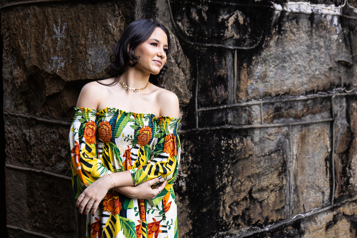 Ensaio de 15 anos no campo com um toque de moda e elegância. Book de debutante com poses espontâneas e cheias de naturalidade. Fotografias que celebram o estilo e a essência dos 15 anos.