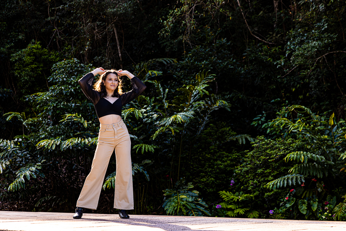 Book de debutante em Alfredo Chaves rodeada de paisagens naturais. Ensaio de 15 anos que combina moda e estilo. Fotografias que refletem a sofisticação e a leveza da aniversariante.