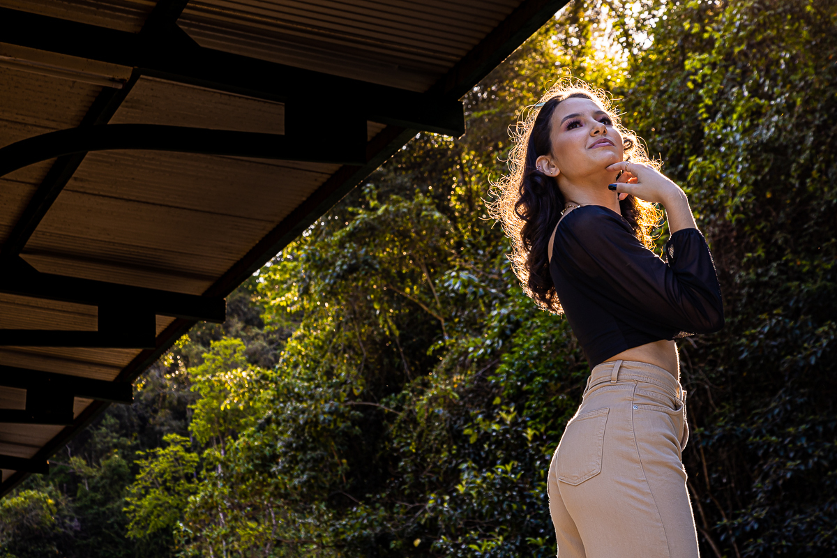 Ensaio de 15 anos no campo com um cenário romântico e natural. Book de debutante com poses que traduzem estilo e naturalidade. Fotografias que celebram a magia e o encanto dos 15 anos.