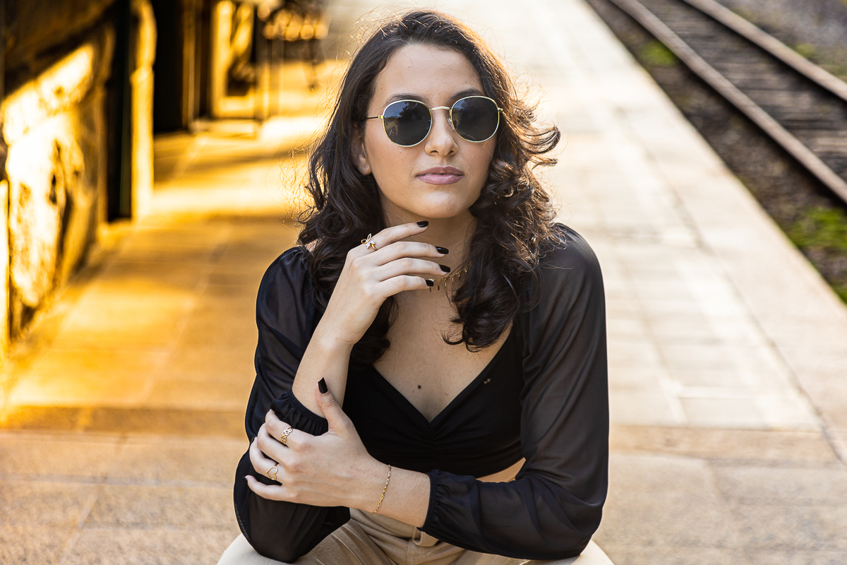 Estação de trem como pano de fundo para um book de 15 anos incrível. Ensaio de debutante com elegância e um toque de moda vintage. Fotografias que capturam a essência da aniversariante.