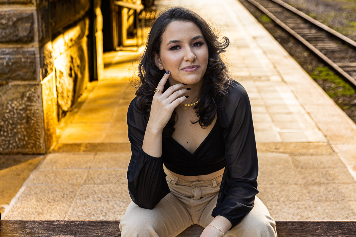 Estação de trem como cenário para um ensaio de debutante único. Book de 15 anos com charme vintage e estilo fashion. Fotografias que eternizam a personalidade da aniversariante.