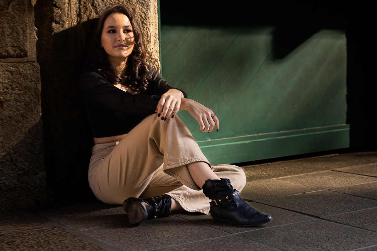 Ensaio fotográfico em Matilde destacando as paisagens e a beleza natural. Book de 15 anos com estilo e espontaneidade. Fotografias que celebram a personalidade da debutante.