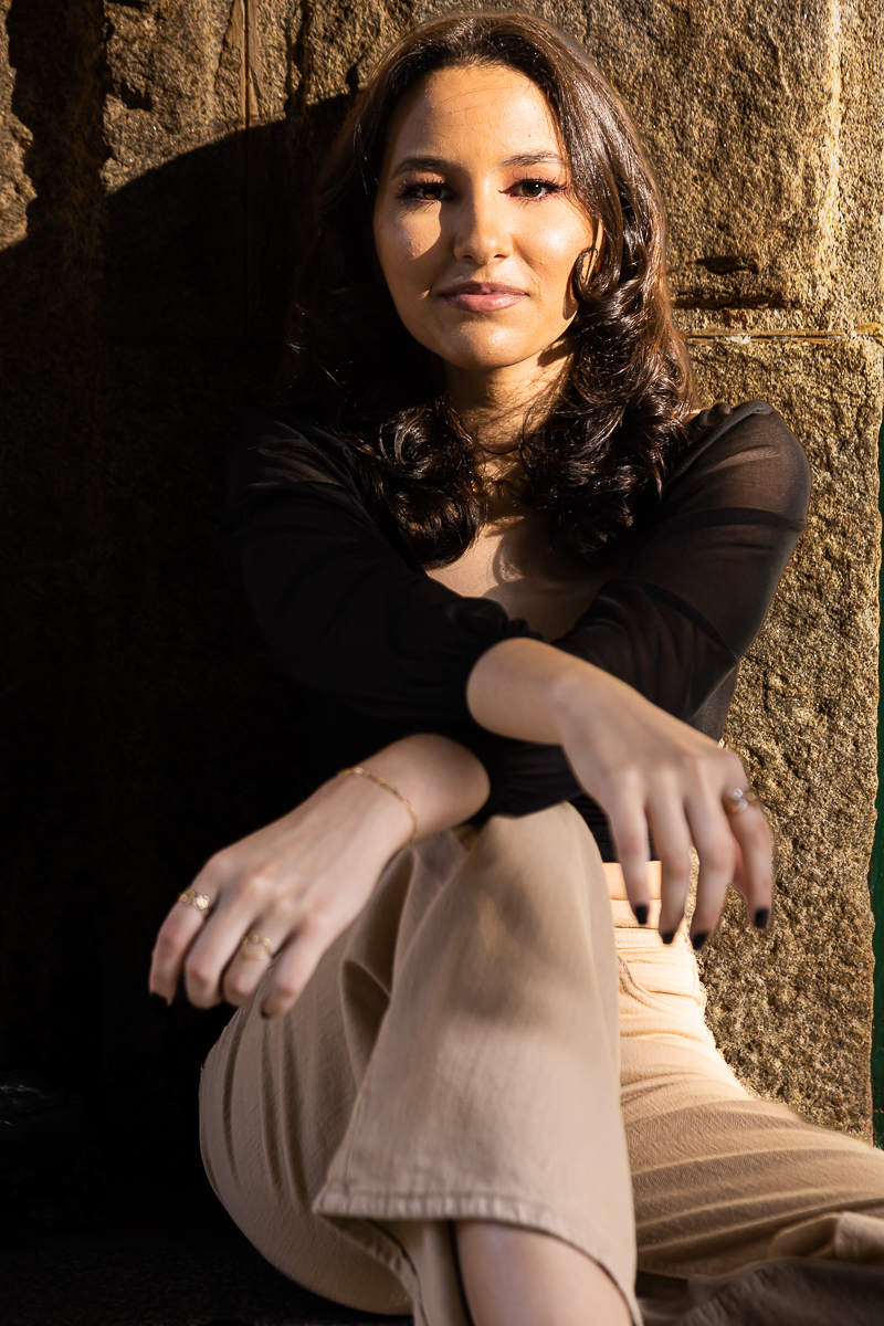 Ensaio de 15 anos no campo com luz natural e um toque de moda. Book de debutante que realça a beleza e o estilo único. Fotografias que celebram a essência dos 15 anos.