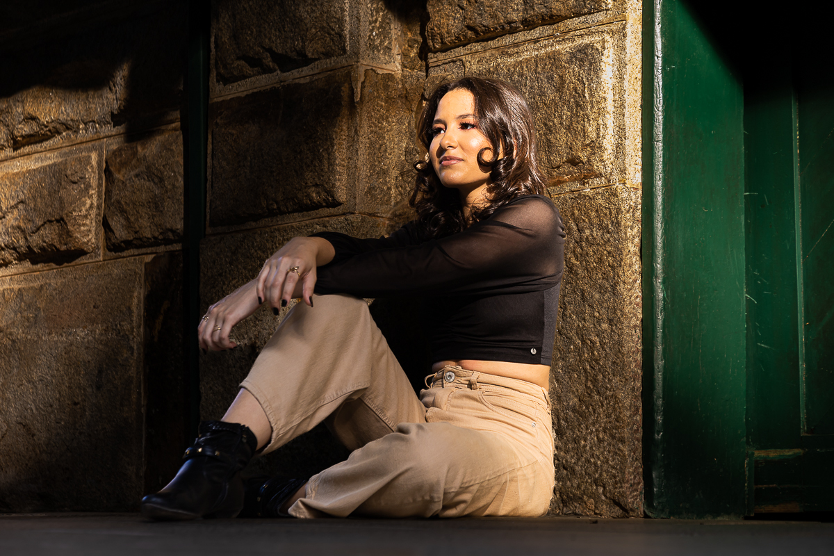 Estação de trem como cenário para um book de debutante estiloso. Ensaio de 15 anos com poses elegantes e naturais. Fotografias que eternizam o charme e a sofisticação da aniversariante.