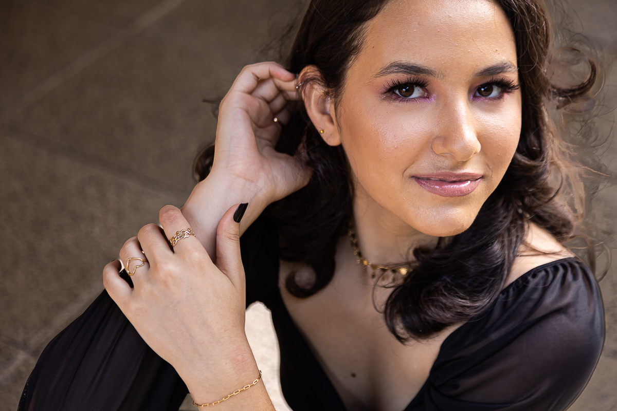 Sessão de fotos em Matilde com paisagens encantadoras e espontaneidade. Ensaio de 15 anos com estilo e moda. Fotografias que refletem a leveza e o charme dos 15 anos.