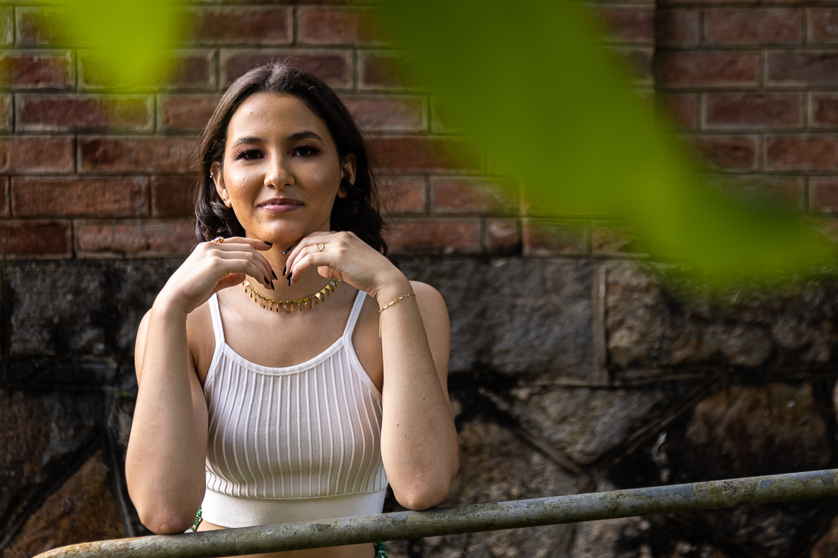 Ensaio de debutante no campo com cenários deslumbrantes e naturais. Book de 15 anos que celebra o estilo e a naturalidade da aniversariante. Fotografias cheias de vida e emoção.