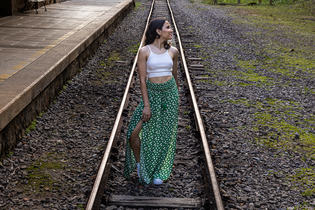 Estação de trem como cenário principal de um book de debutante incrível. Ensaio de 15 anos com charme vintage e modernidade. Fotografias que traduzem a essência dos 15 anos.