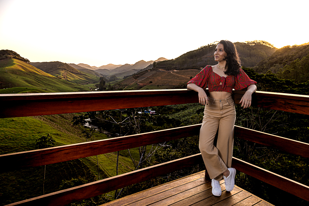Sessão de fotos em Matilde explorando moda e paisagens naturais. Ensaio de 15 anos com poses espontâneas e cheias de estilo. Fotografias que destacam o encanto dos 15 anos.
