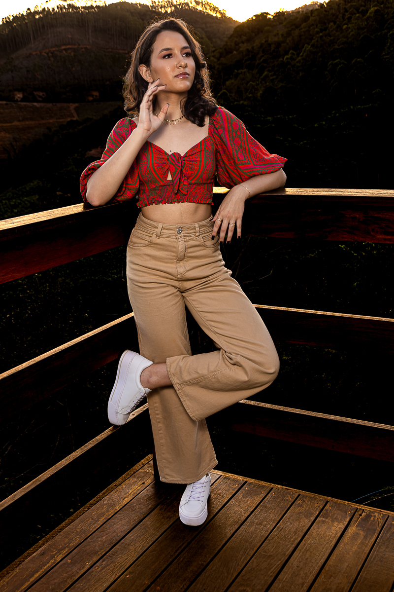 Ensaio de debutante no campo com cenários bucólicos e elegância. Book de 15 anos que mistura naturalidade e moda. Fotografias que capturam o encanto dos momentos únicos da juventude.