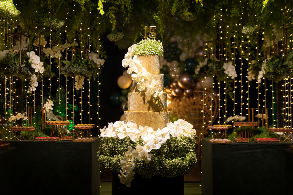 O bolo de 15 anos da Gabriela foi o destaque da mesa principal. Fotografias capturam a felicidade em Guarapari.