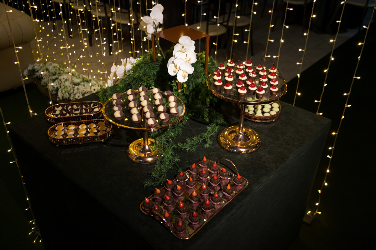 Festa de 15 anos da Gabriela com decoração inesquecível. Pista de dança foi o ponto alto da noite.