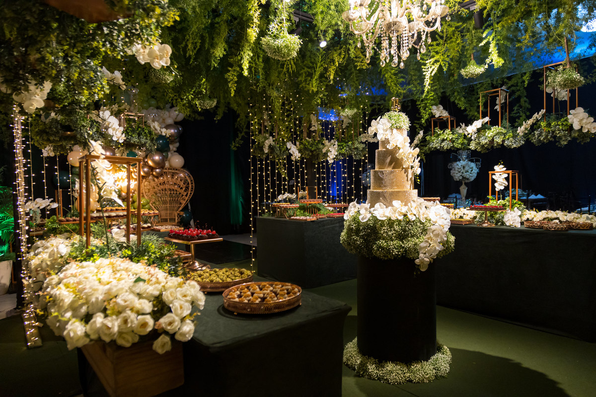O bolo de 15 anos da Gabriela em destaque na festa. Fotografias que contam a história dessa noite mágica em Guarapari.