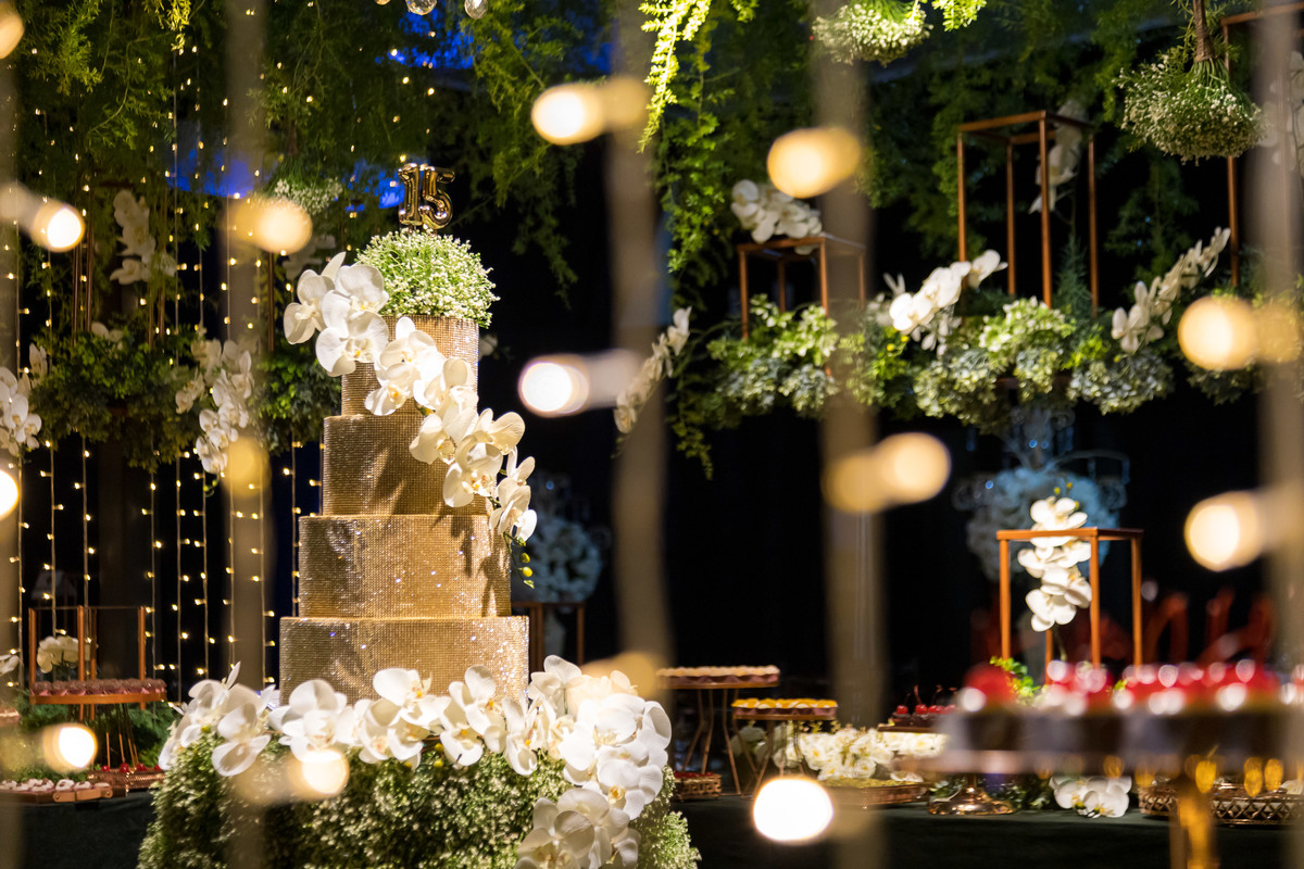 Vestido de 15 anos da Gabriela combinando elegância e modernidade. Fotografias registrando a festa em Guarapari.