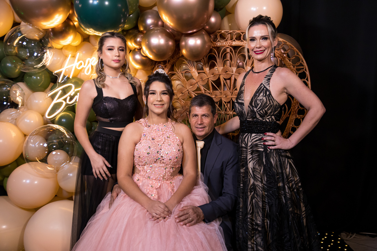 Festa de 15 anos da Gabriela cheia de momentos emocionantes. Vestido de 15 anos que traduz elegância e beleza.