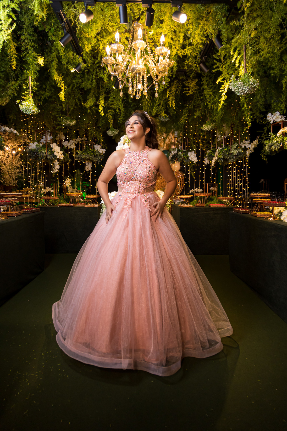 Vestido de 15 anos impecável usado por Gabriela. Bolo de 15 anos que encanta a todos os convidados.