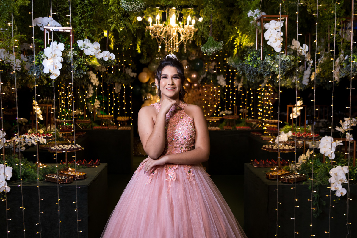 Pista de dança lotada na festa de 15 anos da Gabriela. Fotografia de 15 anos em Guarapari para eternizar cada sorriso.