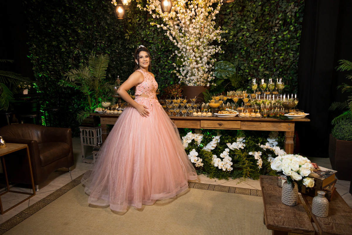 O brilho do bolo de 15 anos na decoração da festa da Gabriela. Vestido de 15 anos que reflete o estilo dela.