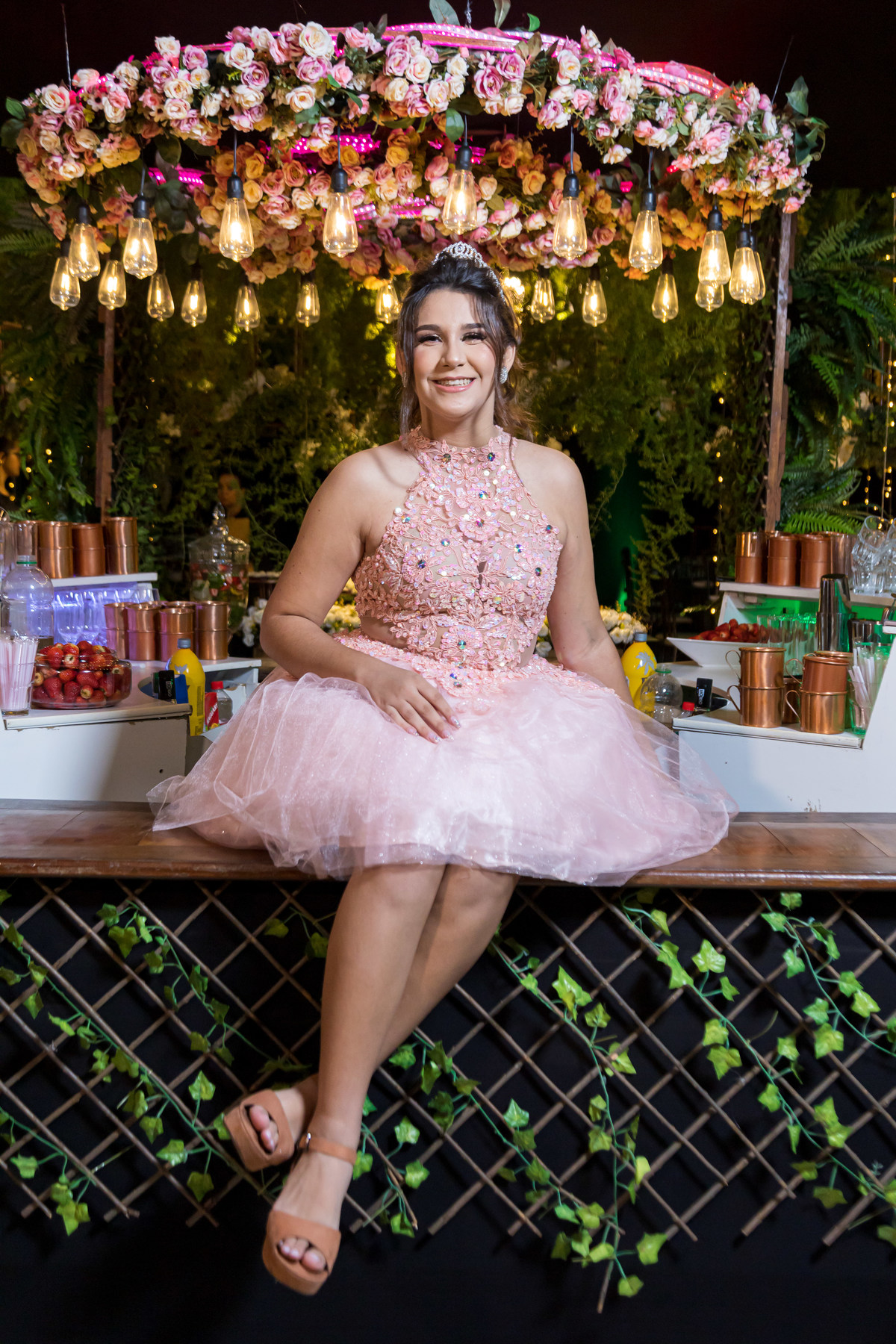 Vestido de 15 anos da Gabriela em tons delicados. Festa com decoração impecável e bolo de 15 anos deslumbrante.