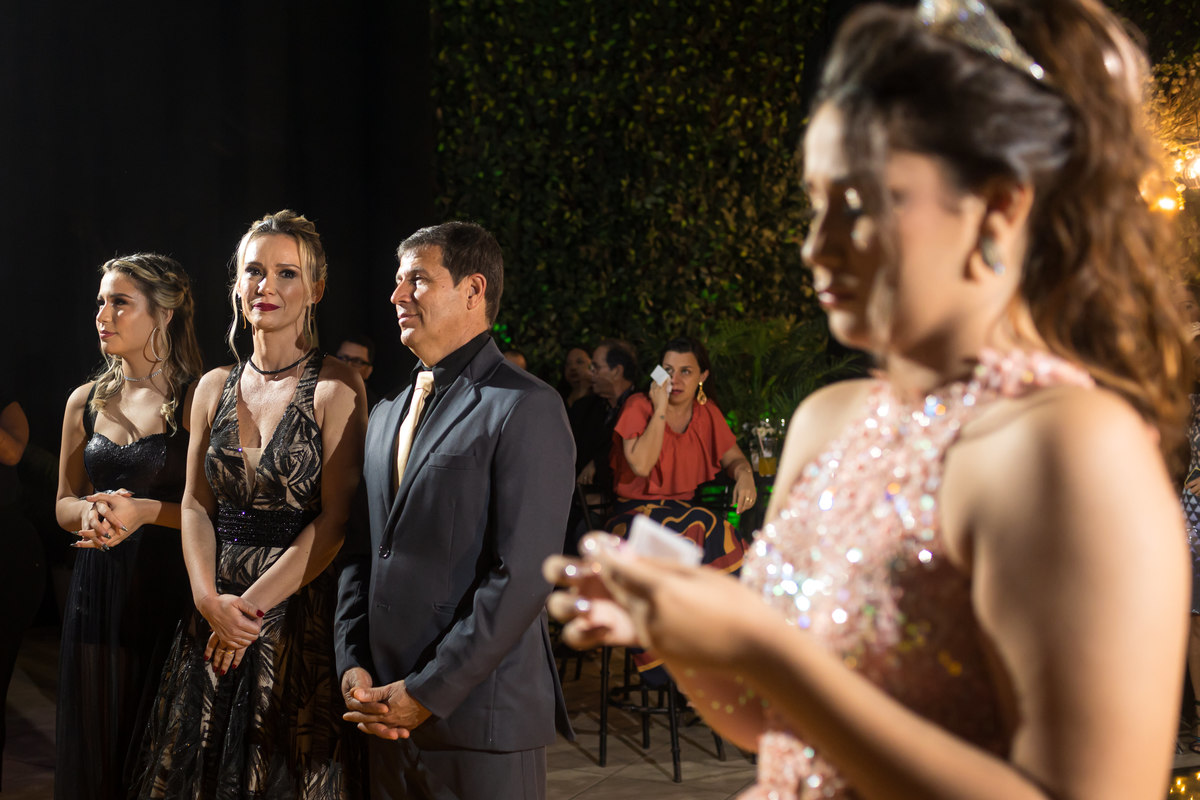 Gabriela encantou a todos durante a valsa de 15 anos. Fotografia de 15 anos em Guarapari registrando cada passo.