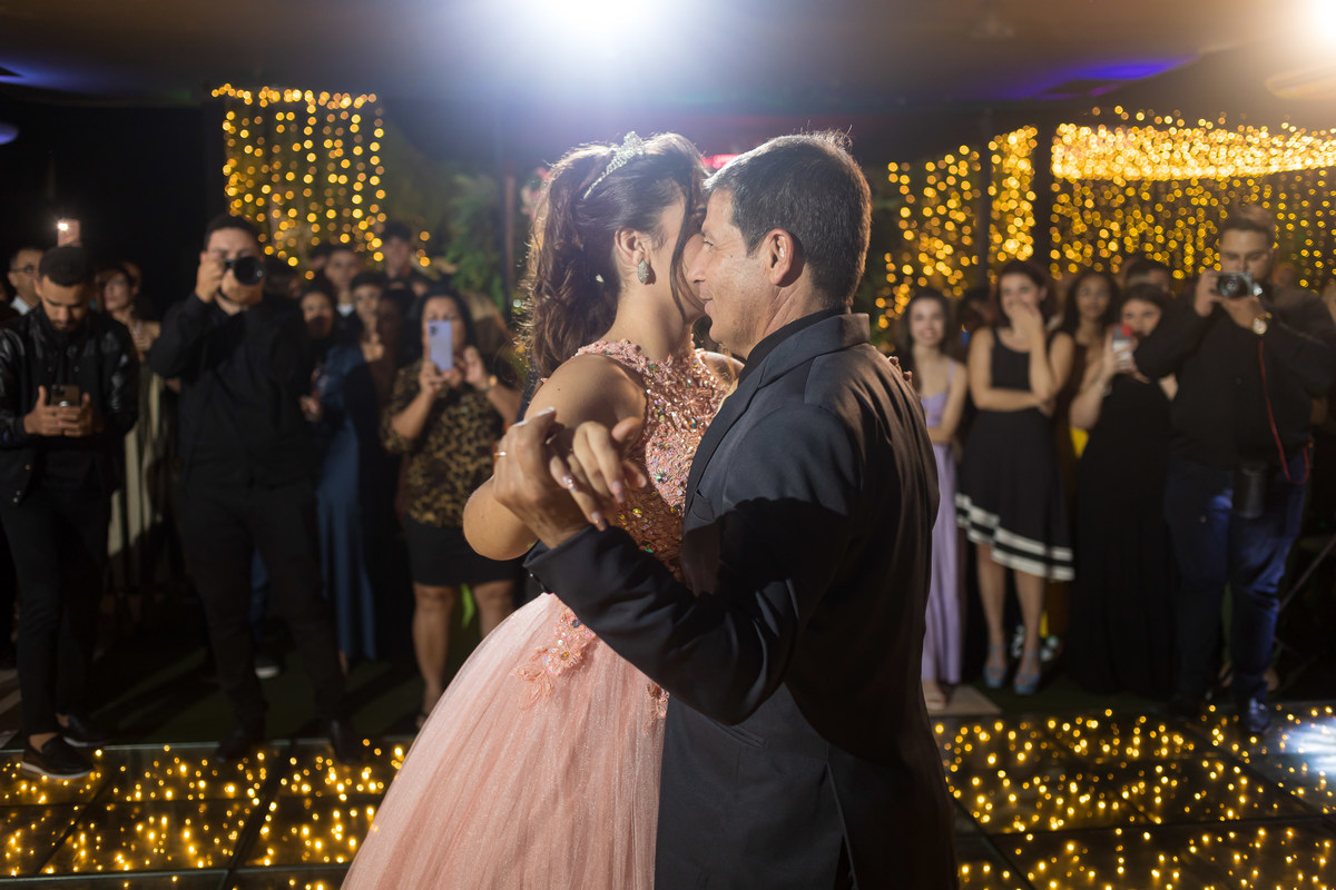 O vestido de 15 anos da Gabriela chamou atenção na festa. Fotografias em Guarapari registrando os melhores momentos.