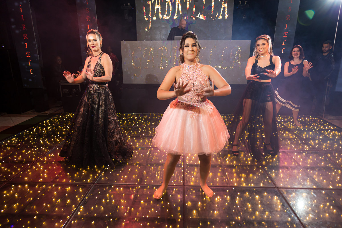 Festa de 15 anos com momentos de pura emoção. Gabriela encantando com seu vestido e sorriso.