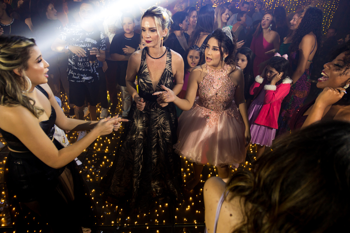 Pista de dança vibrante na festa de 15 anos da Gabriela. Vestido que combina estilo e naturalidade.