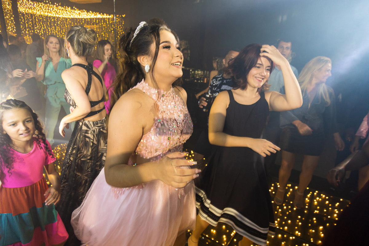 O bolo de 15 anos com design incrível na festa da Gabriela. Fotografia de 15 anos em Guarapari eternizando tudo.