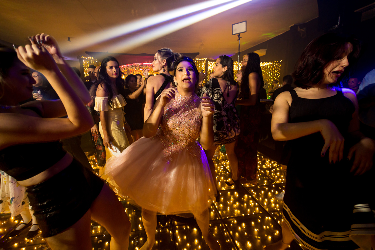 Festa de 15 anos com decoração impecável. Gabriela radiante no seu vestido especial e momentos incríveis na pista.
