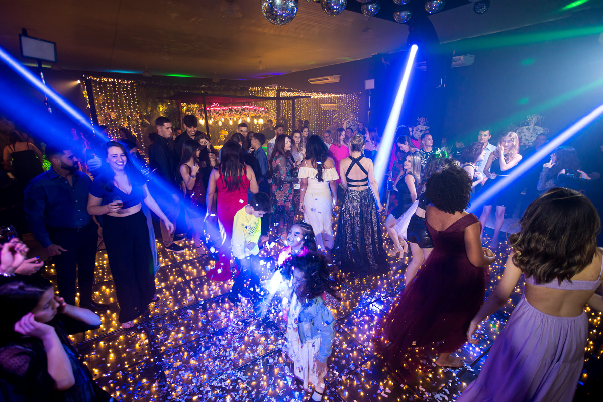 O vestido de 15 anos da Gabriela refletiu sua personalidade única. Fotografias capturaram cada detalhe em Guarapari.
