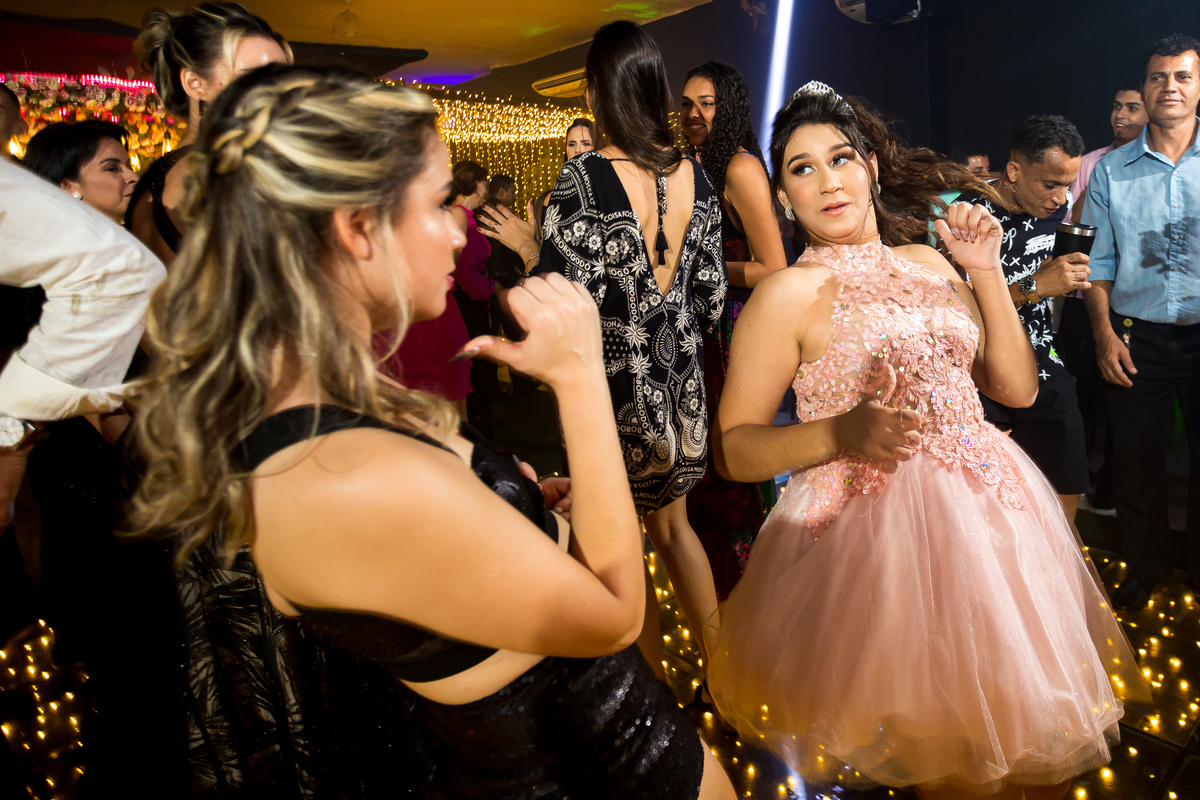 Gabriela brilhou na sua festa de 15 anos com um vestido inesquecível. Fotos capturaram todos os momentos mágicos.