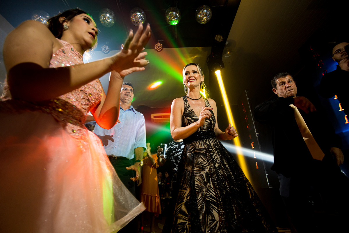 A beleza do bolo de 15 anos da Gabriela ficou registrada nas fotografias. Festa cheia de momentos únicos em Guarapari.