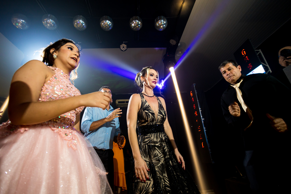 Pista de dança foi o centro da festa de 15 anos da Gabriela. Fotos cheias de emoção para relembrar cada instante.