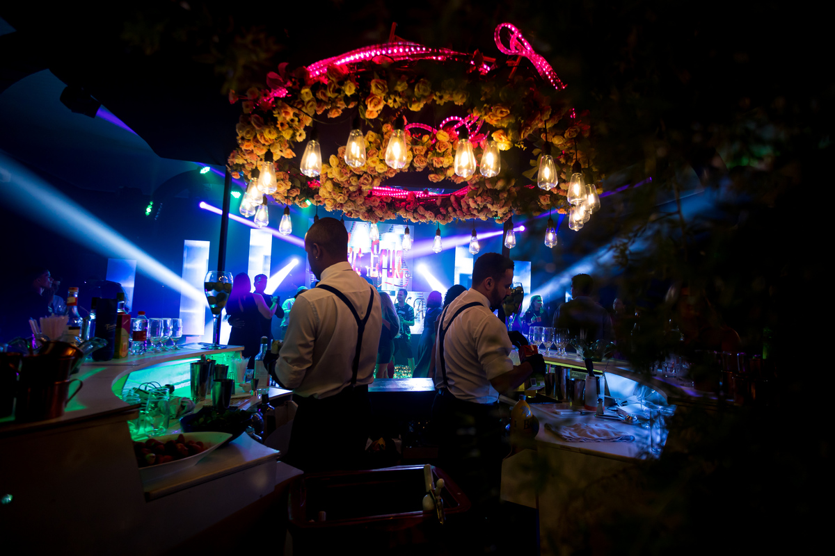 Festa de 15 anos da Gabriela com decoração de tirar o fôlego. Vestido e bolo que marcaram a noite.