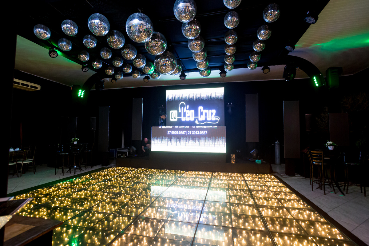 Bolo de 15 anos com design impecável na festa da Gabriela. Pista de dança repleta de diversão e boas energias.