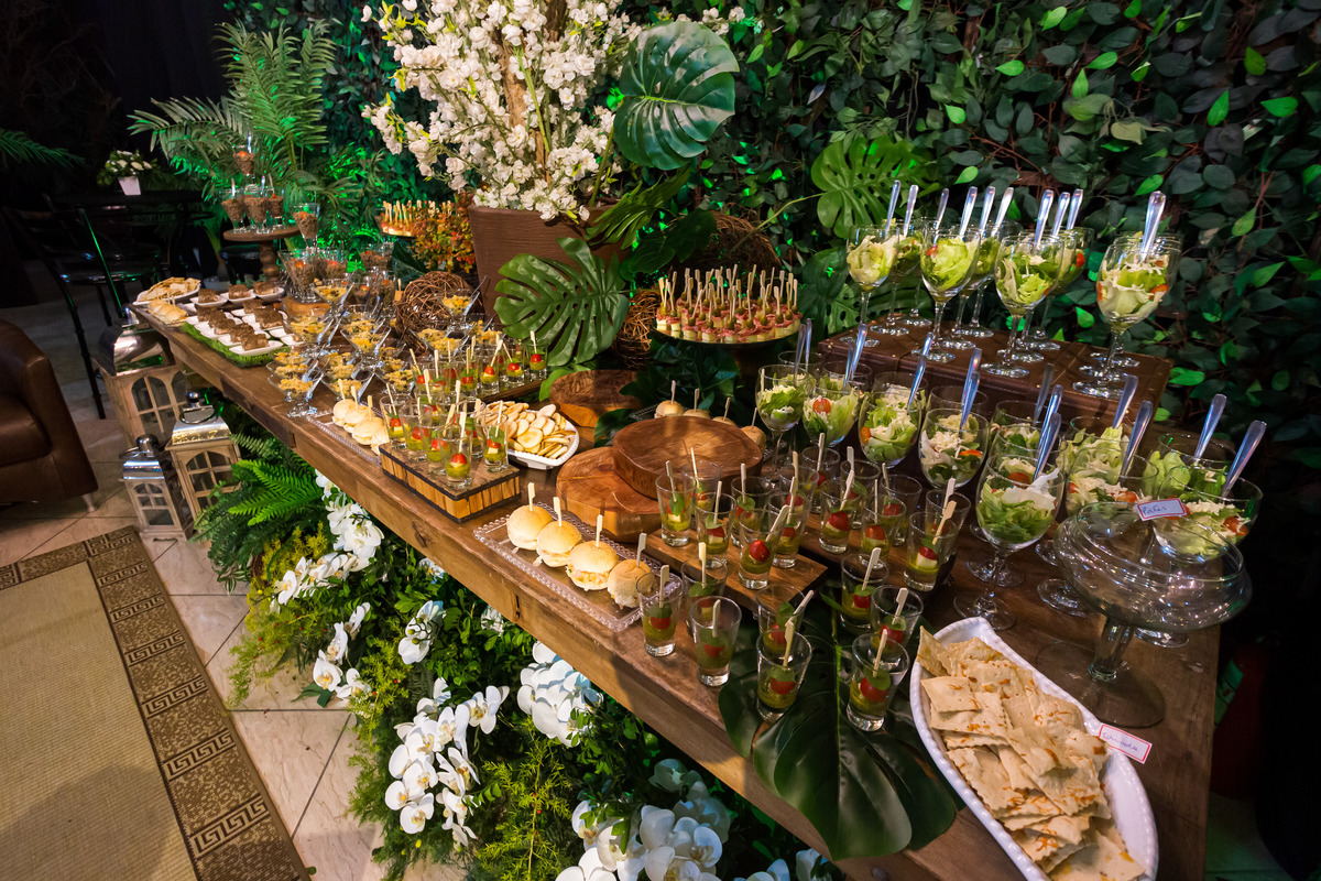 Festa de 15 anos com decoração impecável. Gabriela radiante no seu vestido especial e momentos incríveis na pista.