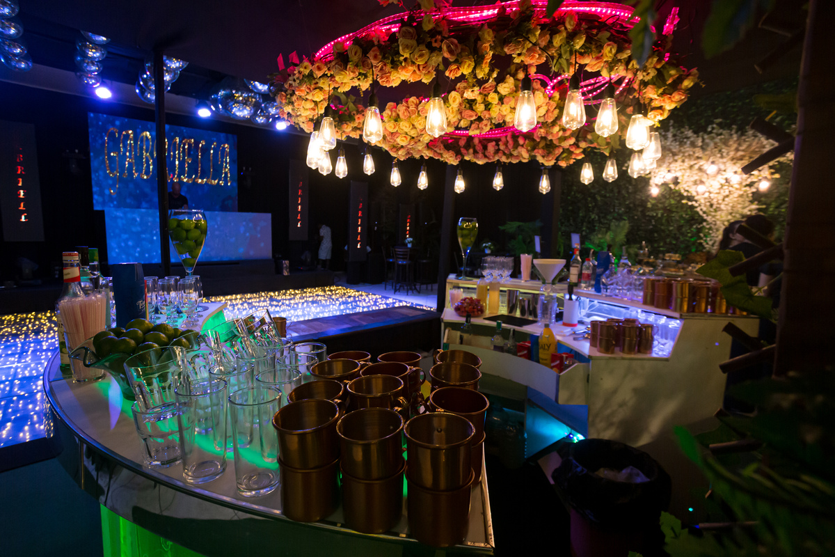Fotografia de 15 anos em Guarapari capturando a alegria da festa da Gabriela. Pista de dança cheia de energia.