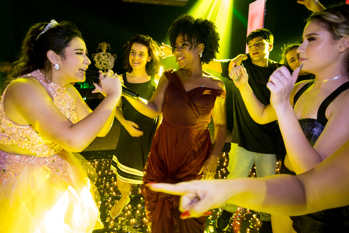 Vestido de 15 anos perfeito para Gabriela encantar a todos. Pista de dança cheia de energia e alegria.