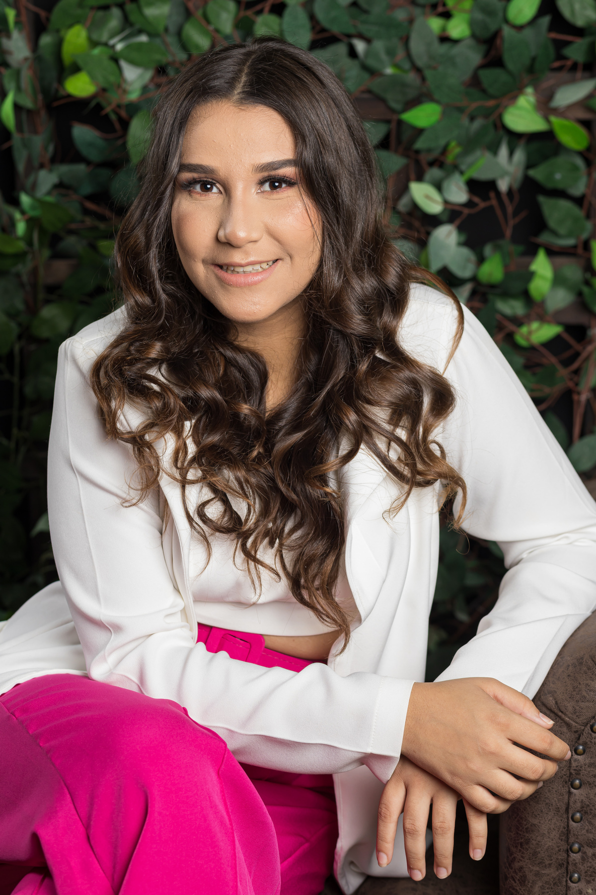 Book de 15 anos da Gabriela com foco em moda e estilo no estúdio. Fotografia de 15 anos em Guarapari com naturalidade e sofisticação.