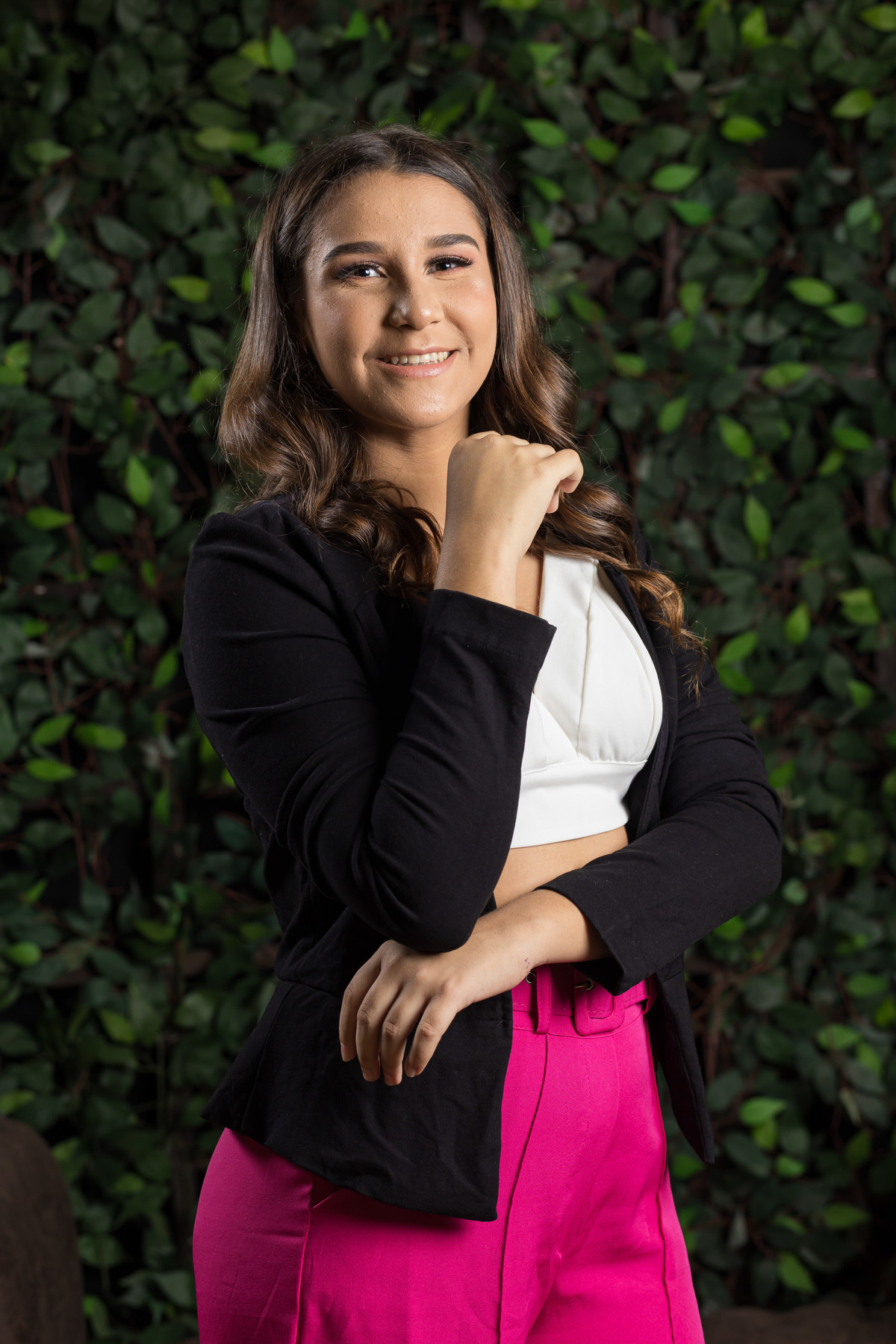 Book de debutante da Gabriela com estilo e naturalidade em um estúdio moderno. Fotografia de 15 anos em Guarapari que reflete moda e beleza.